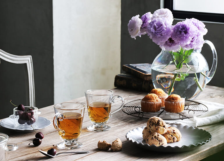 カジュアルな雰囲気のグラスやカップで楽しむテーブルコーディネート