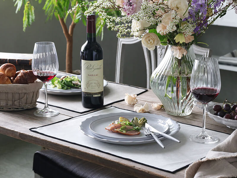 リネンのランチョンマットとお花とワインでおしゃれにテーブルコーディネート
