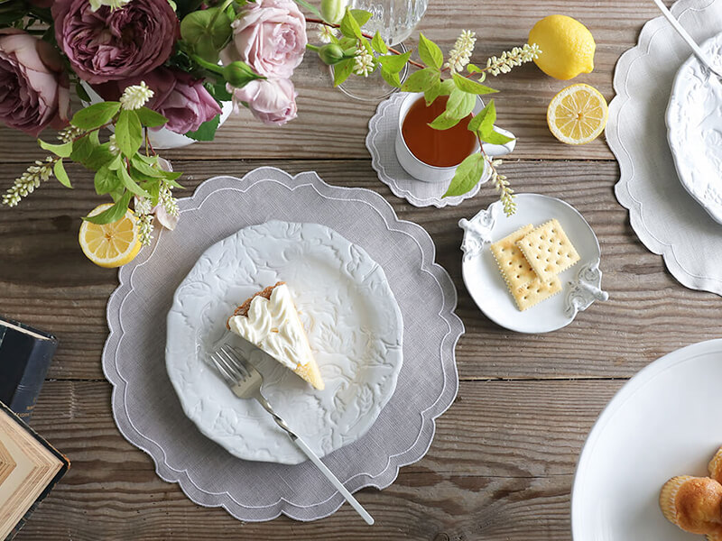 丸いランチョンマットとお花とケーキでおしゃれにテーブルコーディネート
